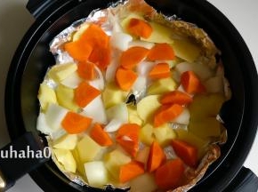 土豆去皮切小块，洋葱、胡萝卜切小块，炸蓝中铺锡纸，蔬菜铺在锡纸上