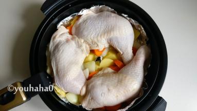 鸡腿平铺在蔬菜上