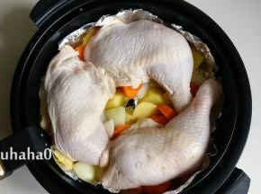 鸡腿平铺在蔬菜上