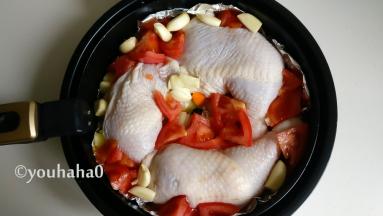 西红柿切块、大蒜用刀压扁，放在鸡腿和蔬菜的缝隙中