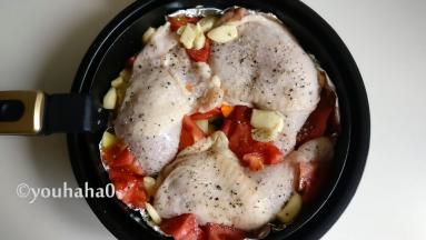 鸡腿表面撒盐、黑胡椒，淋上少许的植物油，盐一定要多放