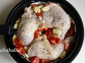 鸡腿表面撒盐、黑胡椒，淋上少许的植物油，盐一定要多放