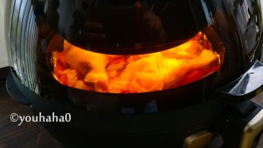 20分钟后空烤结束，鸡腿再次翻面后，温度提高至200度，继续烘烤10分钟即可