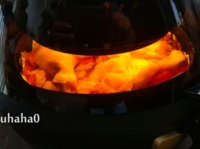 20分钟后空烤结束，鸡腿再次翻面后，温度提高至200度，继续烘烤10分钟即可