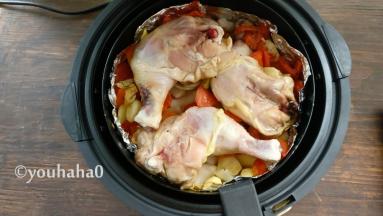 大约烤20分钟后，取出鸡腿翻面继续烘烤