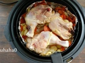 大约烤20分钟后，取出鸡腿翻面继续烘烤