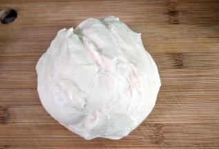 取出发酵好的面团轻轻按压排气，均分成45-50克左右的小面团