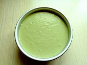 将蛋糕模具，从上往下摔模具，震出气泡。(可以多摔几次)