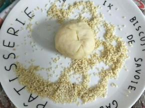 表面喷少许水，蘸上一层白芝麻