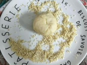 表面喷少许水，蘸上一层白芝麻