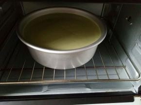 将烤箱150度预热5分钟。
模具放烤箱下层，上下火烤35-40分钟，具体时间根据自家烤箱温度设定。