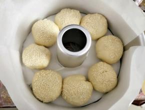 八寸中空模具用油纸围一圈防粘，摆入面团