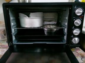 放入烤箱二次发酵两倍大，烤箱底层放一盘热水帮助发酵