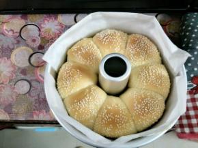 放入烤箱中下层180度上下火烤20分钟左右，烤好及时脱模放凉