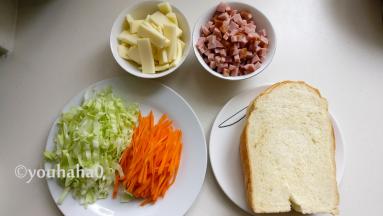 备齐材料，包菜、胡萝卜洗净切丝，火腿切丁，奶酪切片