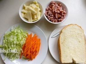 备齐材料，包菜、胡萝卜洗净切丝，火腿切丁，奶酪切片