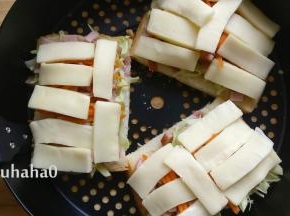 放胡萝卜丝，铺一层奶酪