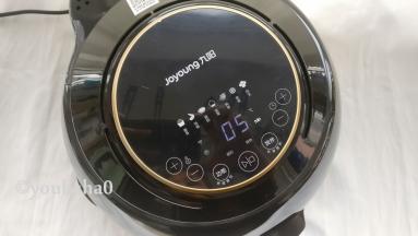 启动空气炸锅，选择蛋挞功能，温度设定为180度，时间设定十分钟，长按搅拌按钮，炸锅开始预热，默认预热时间为5分钟