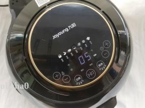 启动空气炸锅，选择蛋挞功能，温度设定为180度，时间设定十分钟，长按搅拌按钮，炸锅开始预热，默认预热时间为5分钟