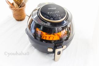 预热到位后有提示音，直接打开盖子，放进炸蓝，合上盖子后会自动启动，透明的视窗可以随时观察烘烤情况