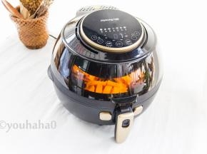 预热到位后有提示音，直接打开盖子，放进炸蓝，合上盖子后会自动启动，透明的视窗可以随时观察烘烤情况