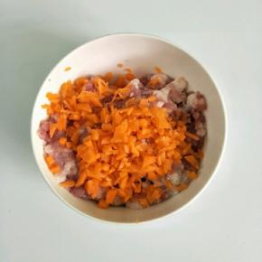 三分肥七分瘦的猪肉剁成肉糜，加入切碎的胡萝卜丁