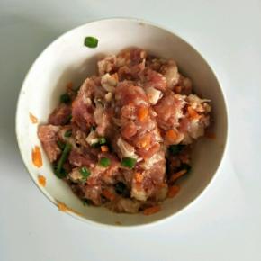 加入儿童酱油和少许葱花拌匀