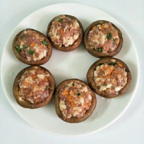 用勺子把肉泥填到香菇里