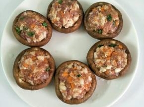 用勺子把肉泥填到香菇里