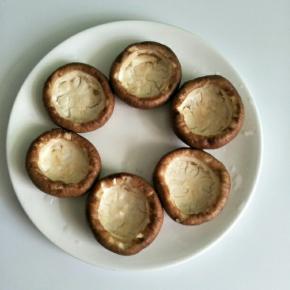 香菇洗净，挖去内部香菇肉