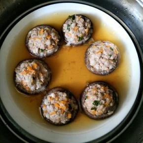 上蒸锅蒸十几分钟左右至熟透，蒸出来汤汁特别多