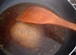 可以倒锅里加点水淀粉勾芡，煮至浓稠