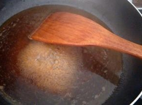 可以倒锅里加点水淀粉勾芡，煮至浓稠
