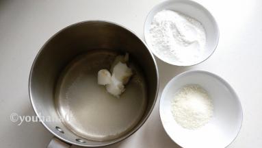 先制作馅料，奶锅中放入白糖70克，猪油35克，水110克，同时称出糯米粉和椰蓉，椰蓉没有可以不用