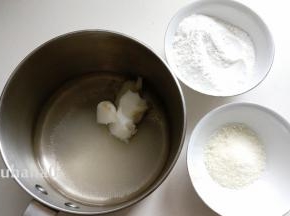 先制作馅料，奶锅中放入白糖70克，猪油35克，水110克，同时称出糯米粉和椰蓉，椰蓉没有可以不用