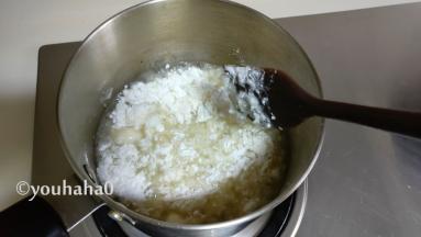 奶锅坐火上中小火烧开，倒入糯米粉70克快速翻拌均匀，此时将火转为小火；糯米粉是生的，没有炒熟，在这开水里一烫还能不熟？别担心哦。。。。