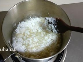 奶锅坐火上中小火烧开，倒入糯米粉70克快速翻拌均匀，此时将火转为小火；糯米粉是生的，没有炒熟，在这开水里一烫还能不熟？别担心哦。。。。
