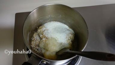 全部拌匀后关火，放入白芝麻、椰蓉拌匀