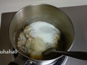 全部拌匀后关火，放入白芝麻、椰蓉拌匀