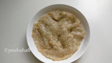 拌匀的馅料平铺在盘子中，刚做好的馅料比较沾手，用保鲜膜盖好，放入冰箱冷藏