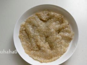 拌匀的馅料平铺在盘子中，刚做好的馅料比较沾手，用保鲜膜盖好，放入冰箱冷藏