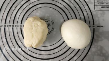 油酥切拌成团，油皮揉成光滑的面团，面团盖保鲜膜醒发三十分钟左右