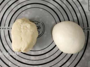 油酥切拌成团，油皮揉成光滑的面团，面团盖保鲜膜醒发三十分钟左右