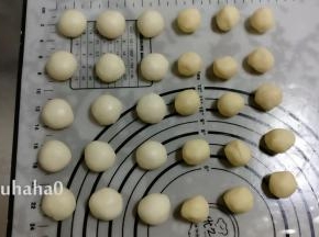 油皮和油酥分别分成15个，平均分开即可，搓圆后盖保鲜膜静置一会