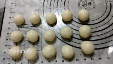 静置后的油皮包入油酥，捏紧收口，依次全部做完，盖保鲜膜静置一会