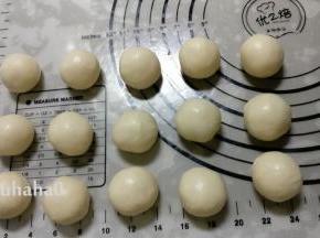 静置后的油皮包入油酥，捏紧收口，依次全部做完，盖保鲜膜静置一会