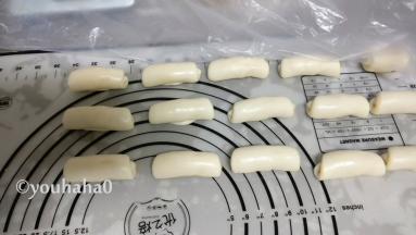 取一个面团压扁、擀开成牛舌状，自上而下卷起，和做蛋黄酥是一样，这是第一次擀卷