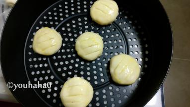 取面团擀开，包入馅料，捏紧收口，放入空气炸锅的炸蓝中，炸蓝中不用铺油纸，面团表面先刷蛋液，后用小刀划上三道口子，避免在烘烤过程中爆馅