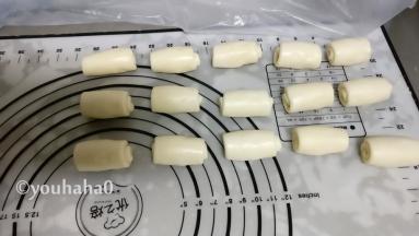 面团静置一会，压扁、擀开做第二次擀卷