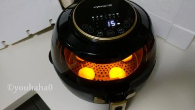 空气炸锅按功能键选择蛋挞，温度设定200度，时间设定18分钟，长按预热按键，开始预热，默认预热时间5分钟，这5分钟不占用设定的烘烤时间，预热的时候，炸蓝不要放进去；
预热结束有提示音，打开盖子放入炸蓝，合上盖子后，炸锅会自动运行，直至烘烤时间结束；炸锅有通明视窗，隔一会就亮起来，方便看到烘烤的情况；